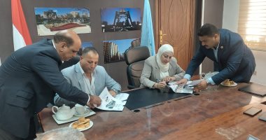نائب محافظ القاهرة توقع بروتوكولا مع هيئة النظافة لصيانة شارع الأشراف