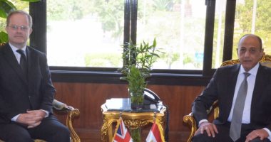 وزير الطيران يلتقى السفير البريطاني بالقاهرة لتعزيز التعاون فى النقل الجوى