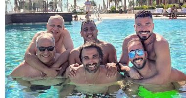 أحمد فهمى ومحمد أنور والسبكي فى حمام السباحة بكواليس فيلم "مستر إكس"