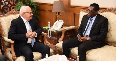محافظ بورسعيد يبحث مع سفير جمهورية سيراليون تعزيز التعاون الاستثمارى.. صور