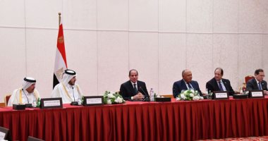 الرئيس السيسى يلتقى فى الدوحة ممثلى رابطة رجال الأعمال القطريين.. صور