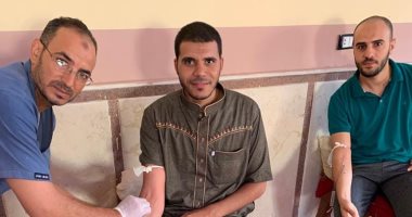 جدعنة ولاد البلد.. إقبال شبابى كبير على التبرع بالدم فى إحدى قرى كفر الشيخ (صور)