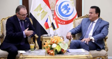 وزير الصحة يبحث مع سفير التشيك بمصر التعاون فى مجال الصناعة والاستثمار الطبى