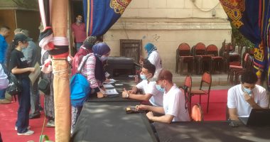 توافد طلاب جامعة القاهرة الجدد على مستشفى الطلبة لإجراء الكشف الطبى.. صور