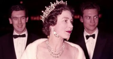 حساب العائلة المالكة البريطانية على تويتر يعلن انتهاء فترة حداد الملكة اليزابيث