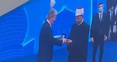 تكريم رئيس جامعة نور مبارك من الرئيس الكازاخستانى تقديرا لدوره العلمى