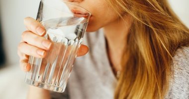 5 طرق سهلة لشرب الماء بكميات أكبر يوميًا.. لبشرة وشعر صحى وحيوى