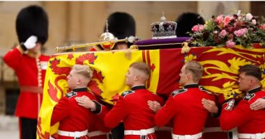 العائلة الملكية بعد انتهاء مراسم تشييع جثمان الملكة: هكذا يسر الله أن يخرج من الحياة العابرة لرحمته الإلهية