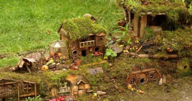 مصور يبنى "قرية مصغرة" لفئران حديقته على طريقة فيلم The Hobbit