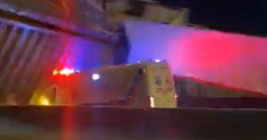 سيارة إسعاف فى الأردن تهب لإنقاذ مصابين فتصطدم بجسر مشاة.. فيديو