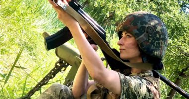 مكياجها ومرايتها معها.. ملكة جمال أوكرانيا تترك حياة الترف وتنضم للجيش "صور"