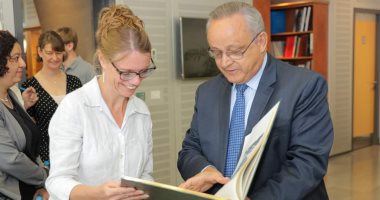 مدير مكتبة الإسكندرية يستقبل أمين قسم التاريخ بالمتحف البريطانى