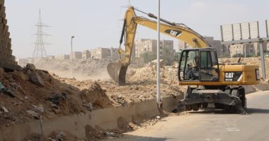 نظافة القاهرة ترفع مخلفات الهدم بمحيط مقابر المقطم