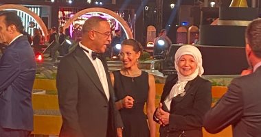 ظهور مشيرة إسماعيل بالحجاب مع ابنتها يخطف الأنظار في ليلة القاهرة للدراما