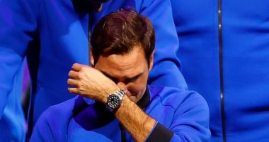 بالدموع.. لاعب التنس روجر فيدرر يعتزل بعد آخر مباراة رسمية "فيديو"