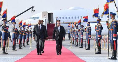 الرئيس السيسي يستقبل رئيس مجلس السيادة الانتقالى السودانى بمطار القاهرة 