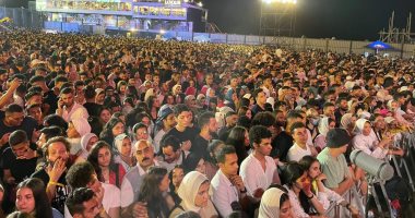 توافد الجمهور على حفل تامر حسني بالإسكندرية.. صور