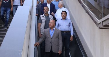 وزير النقل يتفقد محطة عدلى منصور المركزية ويستقل قطار LRT.. صور