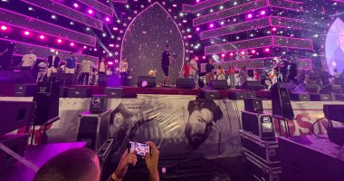 تامر حسني يستضيف مواهب غنائية على مسرح حفله بالإسكندرية 