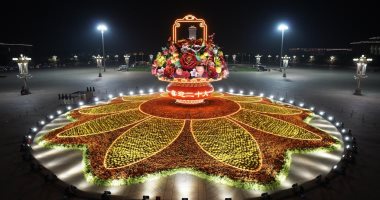 بمناسبة العيد الوطنى.. عرض سلة عملاقة من الزهور والفواكه فى قلب بكين "صور"