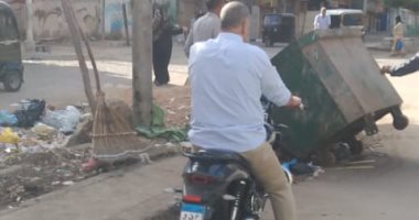 رئيس مدينة كفر الزيات يتفقد شوارع المدينة على "موتوسيكل" ويحيل عاملين للتحقيق