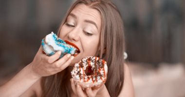 احذر.. 9 عادات غذائية تضعف جهاز المناعة منها السكريات والكافيين