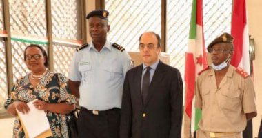 سفير مصر يسلم بوروندى أجهزة الغسيل الكلوى المقدمة من الوكالة المصرية للشراكة