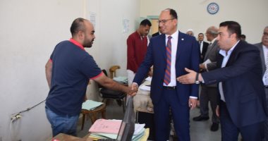 رئيس جامعة حلوان يتفقد المبنى الإدارى فى أول أيام توليه رئاسة الجامعة