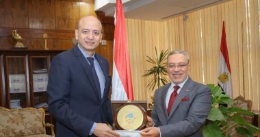 رئيس جامعة طنطا يكرم الدكتور السيد سامى لحصوله على وسام الرياضة من الطبقة الأولى