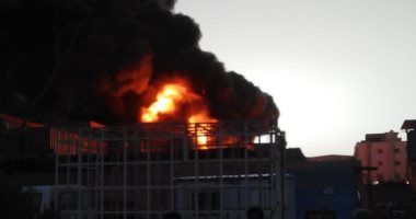 الدفع بـ7 سيارات مطافئ لإخماد حريق داخل مصنع فوم بالعاشر من رمضان ..صور