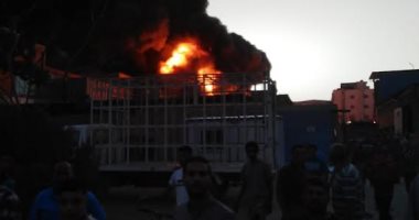 15 سيارة مطافئ للسيطرة على حريق مصنع "الفوم" بالعاشر من رمضان