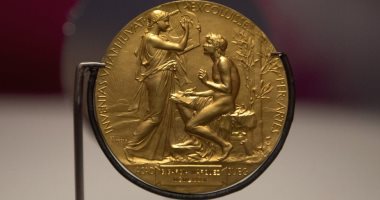 "أعلى وسام" ميدالية جائزة نوبل للآداب.. من يصنعها وماذا يوجد عليها؟