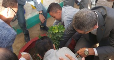محافظ الغربية يشارك الطلاب زراعة أول شجرة فى المدارس ضمن مبادرة 100 مليون شجرة