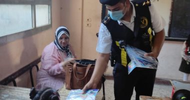 ضباط مرور المحلة يوزعون أدوات مدرسية على أبناء الشهداء وطلبة المدارس