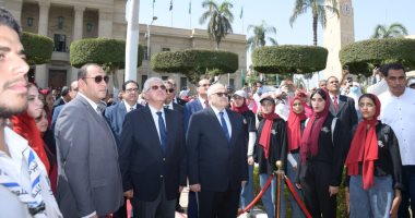 وزير التعليم العالى ورئيس جامعة القاهرة يشهدان تحية العلم 