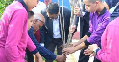 محافظ الغربية يشارك الأطفال زراعة شجرة بإحدى مدارس قرى حياة كريمة في زفتى