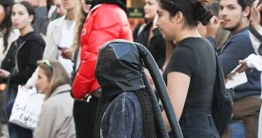 "نورث" ابنة كيم كاردشيان تظهر بإطلالة غريبة فى أسبوع الموضة بباريس.. صور