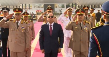 الرئيس السيسي يضع أكاليل الزهور على قبر الجندى المجهول والسادات وعبد الناصر