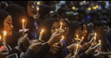 وقفة بالشموع حدادا على ضحايا أحداث شغب فى مباراة كرة قدم بإندونيسيا.. فيديو