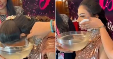 تقاليد ولا عشان إثبات جمالها؟ غسل وجه عروس هندية بالماء في حفل زفافها