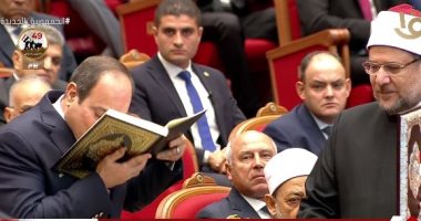 وزير الأوقاف يهدى الرئيس السيسي نسخة من القرآن الكريم