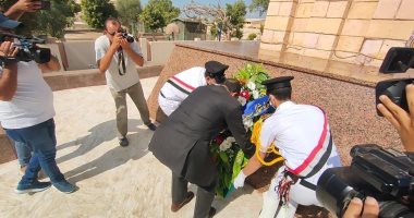 وضع إكليل الزهور على النصب التذكارى للجندى المجهول بشمال سيناء.. صور