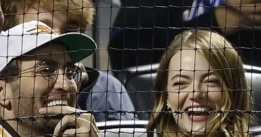 إيما ستون بصحبة زوجها أثناء حضور إحدى مباريات البيسبول