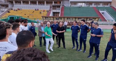 رئيس المقاولون العرب يحفز اللاعبين ويتابع ودية إنبي 