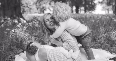 صور جديدة لكارى جونسون برفقة أطفالها باللونين الأبيض والأسود