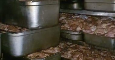 ضبط 4 أطنان من اللحوم الفاسدة معدة للتوزيع بسلسلة مطاعم شهيرة.. صور