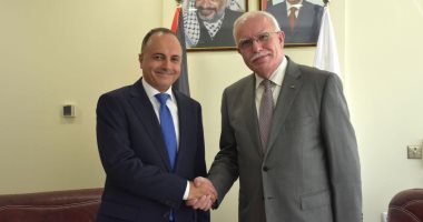 وزير خارجية فلسطين يتسلم نسخة من أوراق اعتماد سفير مصر لدى رام الله