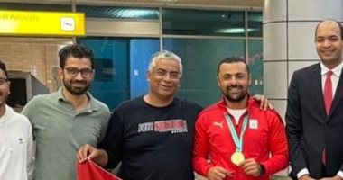 عزمى محيلبة يصل إلى القاهرة بعد ذهبية بطولة العالم للرماية