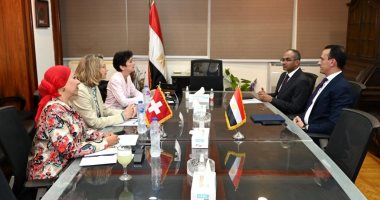 نائب وزير  "الإسكان" يبحث مع السفيرة السويسرية بالقاهرة موقف المشروعات المشتركة