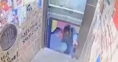 ينجو من الموت بأعجوبة.. شاب روسى كاد يفقد رأسه بسبب خلل فى مصعد "فيديو"